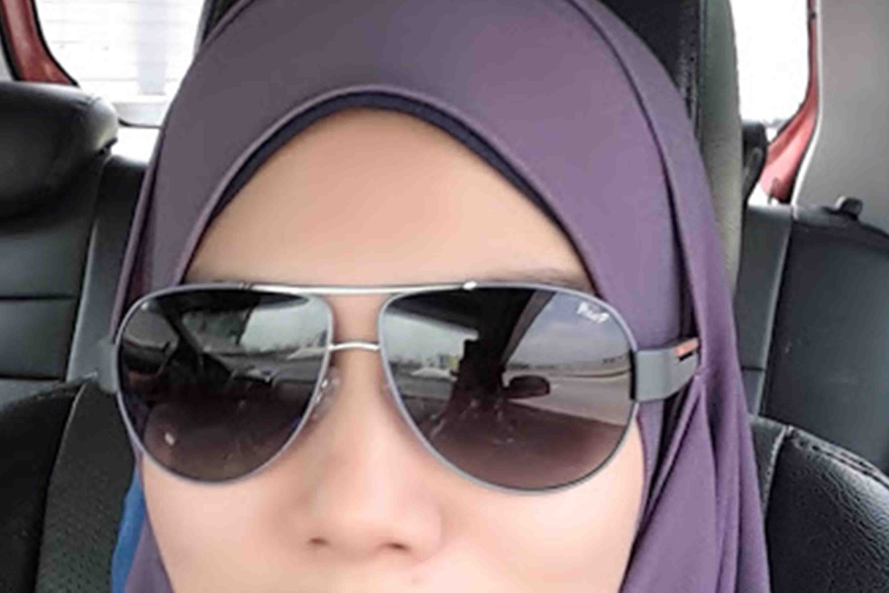 Gaya Sakan Kaca Mata Hitam Tingkat Keyakinan Diri