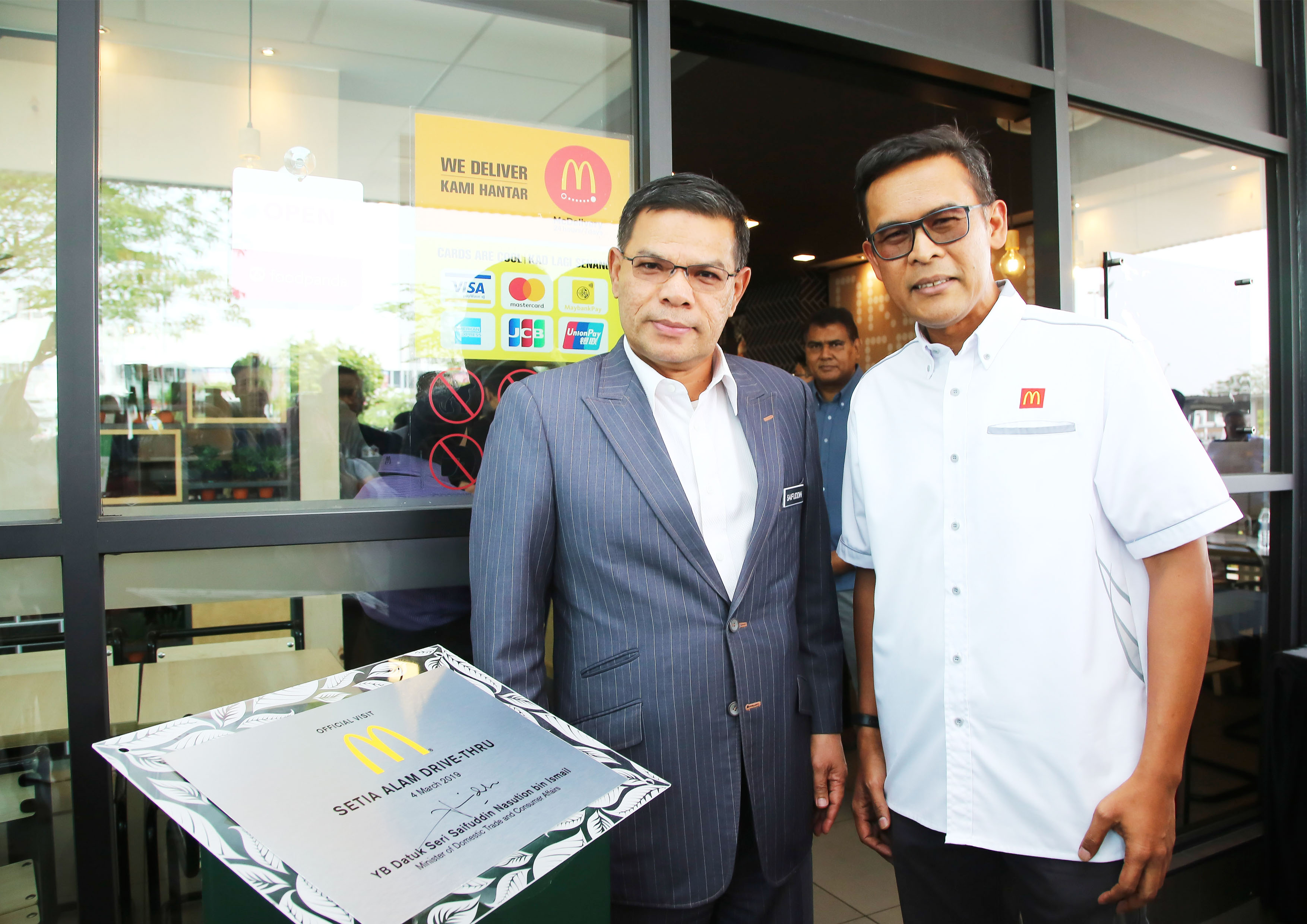 Menteri Perdagangan Dalam Negeri dan Hal Ehwal Pengguna Lawat Restoran hijau McDonald’s , Saksikan Pelaksanaan Inisiatif Kelestarian